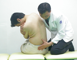 굴곡과 좌측 굴곡 및 우측 회전의 복합 운동 검사