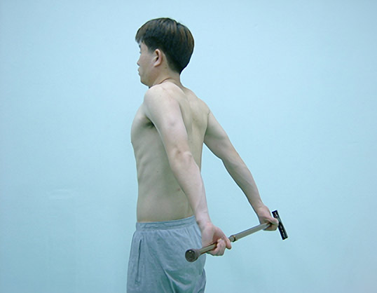 봉을 이용한 견관절의 신전 운동