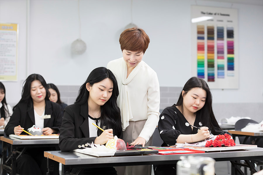 수업시간에 학생들을 지도하고 있는 교수 모습