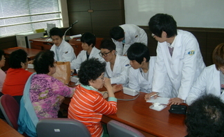 2011년 튤립축제 기초건강증진교실 - 남간대봉사활동